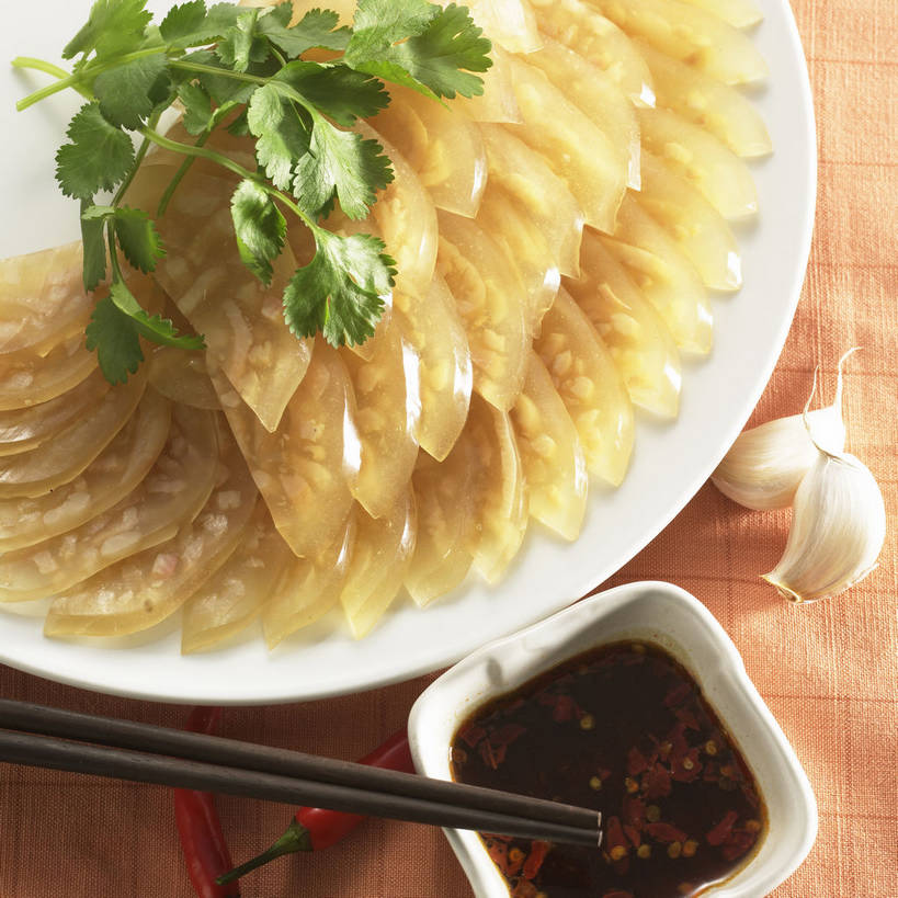 无人,方图,俯视,室内,特写,白天,烹饪,中餐,餐桌,筷子,桌子,蔬菜,蒜,餐具,一排,一双,许多,新鲜,整齐,装饰,布料,碟子,盘,陶瓷,香菜,调料,酱料,酱汁,佐料,料理,食品,陶瓷制品,调味品,很多,调味料,蒜头,布纹,文化,传统,酱,辣酱,菜肴,美食,桌布,食物,排列,两个,盘子,餐巾,碟,台布,中式,佳肴,有机食品,绿色食品,餐台,中华料理,堆,礼节,华丽,修饰,点缀,辣椒酱,队列,礼仪,胡菜,香荽,原荽,园荽,芫荽,衬托,美观,雅致,雅观,胡荽,莞荽,芫茜,芫蓿,莚葛草,莚荽菜,猪皮,胡蒜,进餐用具,大蒜,餐桌布,彩图,高角度拍摄,皮冻,shjb1