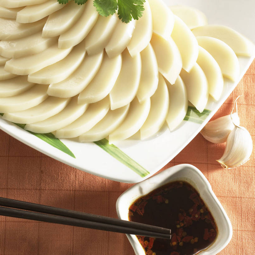 无人,方图,俯视,室内,特写,白天,烹饪,中餐,餐桌,筷子,桌子,蔬菜,蒜,餐具,一排,一双,许多,新鲜,整齐,装饰,布料,碟子,盘,陶瓷,香菜,调料,酱料,酱汁,佐料,料理,食品,陶瓷制品,调味品,很多,调味料,蒜头,布纹,文化,传统,酱,辣酱,菜肴,美食,桌布,食物,排列,两个,盘子,餐巾,碟,台布,中式,佳肴,有机食品,绿色食品,餐台,中华料理,堆,礼节,华丽,修饰,点缀,辣椒酱,队列,礼仪,胡菜,香荽,原荽,园荽,芫荽,衬托,美观,雅致,雅观,胡荽,莞荽,芫茜,芫蓿,莚葛草,莚荽菜,猪皮,胡蒜,进餐用具,大蒜,餐桌布,彩图,高角度拍摄,皮冻,shjb1