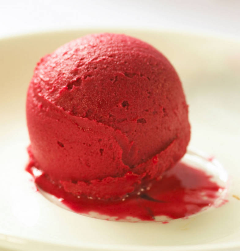无人,竖图,俯视,室内,特写,白天,白色背景,餐具,碟子,盘,陶瓷,冰激凌,陶瓷制品,清凉,一个,红色,盘子,碟,冷饮,舒服,冰淇淋,草莓冰激凌,摄影,影棚,单个,解暑,解渴,摄影棚,雪糕,舒爽,冰糕,消暑,彩图,高角度拍摄,影棚拍摄,拍摄,shjb1