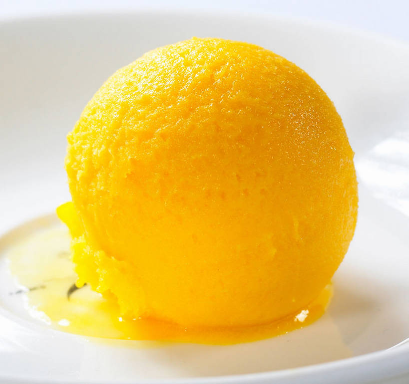 无人,横图,俯视,室内,特写,白天,白色背景,餐桌,桌子,餐具,阴影,反射,碟子,盘,影子,陶瓷,冰激凌,陶瓷制品,清凉,一个,白色,盘子,碟,冷饮,舒服,橙色,冰淇淋,摄影,影棚,单个,餐台,解暑,解渴,摄影棚,雪糕,舒爽,冰糕,消暑,彩图,高角度拍摄,影棚拍摄,拍摄,芒果冰淇淋,shjb1