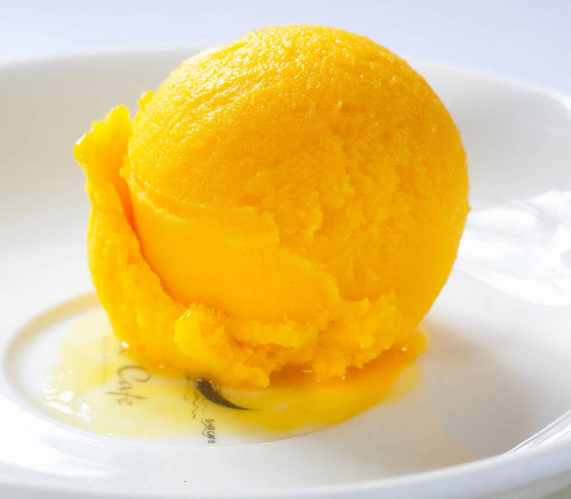 无人,横图,俯视,室内,特写,白天,白色背景,餐桌,桌子,餐具,阴影,反射,碟子,盘,影子,陶瓷,冰激凌,陶瓷制品,清凉,一个,白色,盘子,碟,冷饮,舒服,橙色,冰淇淋,摄影,影棚,单个,餐台,解暑,解渴,摄影棚,雪糕,舒爽,冰糕,消暑,彩图,高角度拍摄,影棚拍摄,拍摄,芒果冰淇淋,shjb1