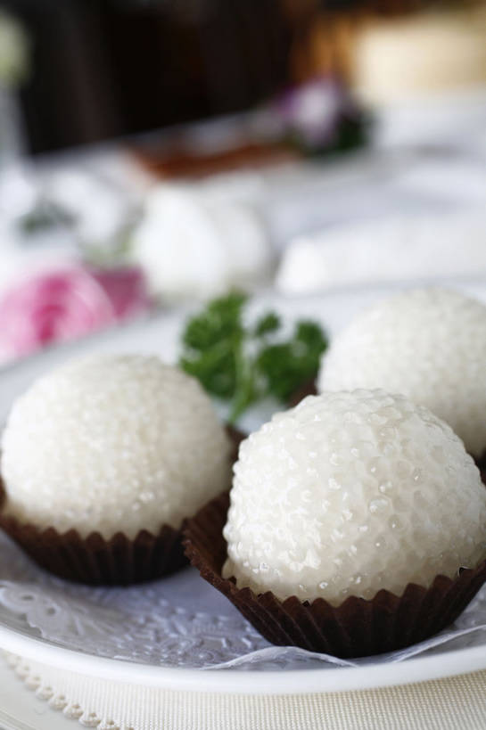 点心,无人,竖图,俯视,室内,特写,白天,餐桌,桌子,芹菜,阴影,朦胧,模糊,装饰,反射,影子,食品,甜点,甜品,小吃,食物,糕点,三个,甜食,荷兰芹,欧芹,香芹,餐台,纸托,华丽,修饰,点缀,法香,巴西利,洋香菜,洋芫荽,法国香菜,衬托,美观,雅致,雅观,旱芹菜,番荽,蛋糕托,蛋糕托纸,蛋糕纸托,彩图,高角度拍摄,雪媚娘,大福,shjb1