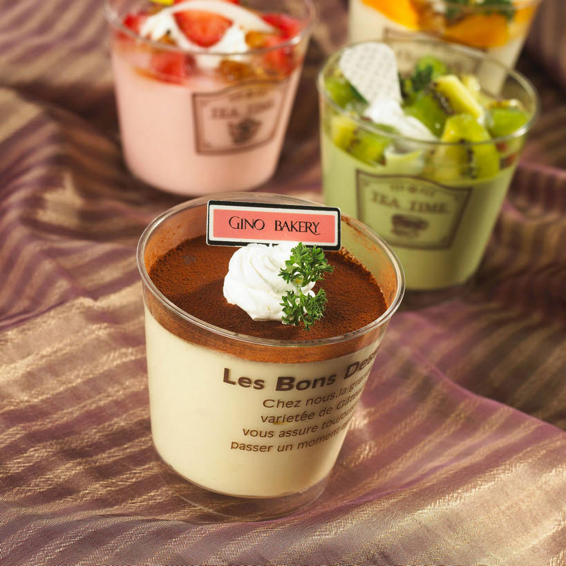 点心,无人,方图,俯视,室内,特写,白天,餐桌,桌子,草莓,柑橘,浆果,猕猴桃,芹菜,杯子,水果,阴影,新鲜,装饰,反射,英文,标志,布料,文字,影子,字符,字母,生食,食品,甜点,甜品,果实,布纹,标识,提拉米苏,玻璃制品,桌布,食物,糕点,红色,餐巾,水杯,台布,甜食,奶油,巧克力,四个,有机食品,绿色食品,荷兰芹,欧芹,香芹,餐台,朱古力,英文字母,华丽,修饰,点缀,乳制品,法香,巴西利,洋香菜,洋芫荽,法国香菜,衬托,美观,雅致,雅观,旱芹菜,番荽,激凌,克林姆,淇淋,堤拉米苏,柑桔,意大利蛋糕,玻璃杯,洋莓,水果皇后,奇异果,猕猴梨,橘子,桔子,红莓,地莓,餐桌布,彩图,高角度拍摄,大红蜜橘,大红袍,红橘,黄橘,宽皮橘,蛋糕,shjb1