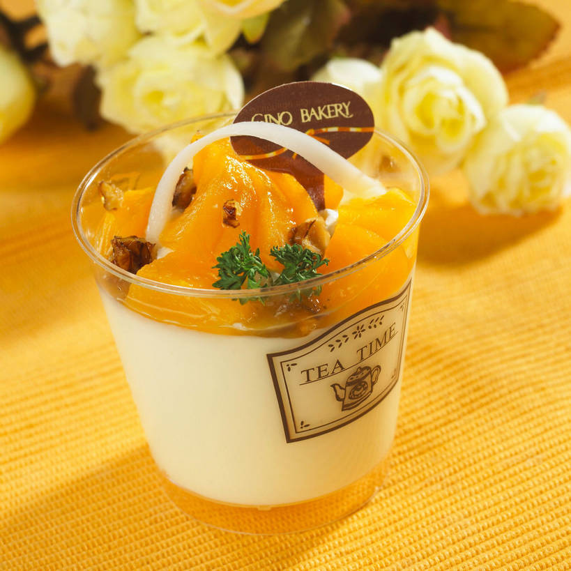 点心,无人,方图,俯视,室内,特写,白天,爱情,幸福,纯洁,热情,餐桌,桌子,玫瑰,芒果,水果,许多,阴影,新鲜,装饰,盛开,反射,英文,标志,布料,文字,影子,字符,字母,生食,食品,甜点,甜品,果实,玫瑰花,很多,一杯,浪漫,花蕾,布纹,标识,提拉米苏,黄玫瑰,桌布,花,花瓣,花朵,鲜花,食物,糕点,黄色,餐巾,台布,甜食,巧克力,花苞,花蕊,温暖,温馨,恩爱,有机食品,绿色食品,餐台,朱古力,英文字母,华丽,修饰,点缀,和睦,感动,衬托,美观,雅致,雅观,尊敬,堤拉米苏,意大利蛋糕,天真,刺玫花,徘徊花,望果,蜜望,檬果,闷果,漭果,杧果,庵波罗果,餐桌布,彩图,高角度拍摄,融洽,蛋糕,shjb1