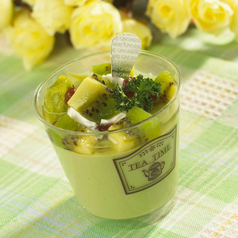 点心,无人,方图,俯视,室内,特写,白天,爱情,幸福,纯洁,热情,餐桌,桌子,玫瑰,猕猴桃,芹菜,水果,许多,阴影,新鲜,装饰,盛开,反射,布料,影子,生食,食品,甜点,甜品,果实,玫瑰花,很多,一杯,浪漫,花蕾,布纹,提拉米苏,黄玫瑰,桌布,花,花瓣,花朵,鲜花,食物,糕点,黄色,绿色,餐巾,台布,甜食,花苞,花蕊,温暖,温馨,恩爱,有机食品,绿色食品,荷兰芹,欧芹,香芹,餐台,华丽,修饰,点缀,和睦,感动,法香,巴西利,洋香菜,洋芫荽,法国香菜,衬托,美观,雅致,雅观,尊敬,旱芹菜,番荽,堤拉米苏,意大利蛋糕,天真,刺玫花,徘徊花,奇异果,猕猴梨,餐桌布,彩图,高角度拍摄,融洽,蛋糕,shjb1