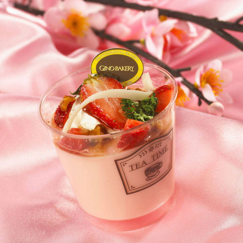 点心,无人,方图,俯视,室内,特写,白天,幸福,纯洁,餐桌,桌子,樱花,草莓,浆果,芹菜,杯子,水果,阴影,新鲜,装饰,盛开,反射,英文,标志,布料,文字,影子,字符,字母,生食,食品,甜点,甜品,果实,枝条,一杯,花蕾,布纹,标识,提拉米苏,玻璃制品,桌布,花,花瓣,花朵,鲜花,树枝,食物,糕点,一个,粉色,红色,餐巾,水杯,台布,甜食,巧克力,花苞,花蕊,有机食品,绿色食品,荷兰芹,欧芹,香芹,单个,餐台,等待,朱古力,英文字母,华丽,修饰,点缀,生命,法香,巴西利,洋香菜,洋芫荽,法国香菜,衬托,美观,雅致,雅观,仙樱花,福岛樱,青肤樱,高尚,旱芹菜,番荽,热烈,虬枝,枝杈,堤拉米苏,意大利蛋糕,玻璃杯,洋莓,水果皇后,荆桃,红莓,地莓,餐桌布,彩图,高角度拍摄,蛋糕,shjb1