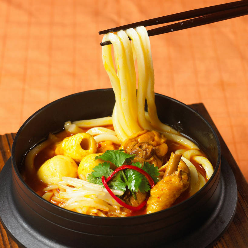 面食,面条,无人,方图,俯视,室内,特写,白天,烹饪,中餐,餐桌,筷子,桌子,辣椒,蔬菜,餐具,一双,许多,新鲜,布料,陶瓷,香菜,面,肉,汤,料理,食品,陶瓷制品,丸子,很多,布纹,文化,传统,菜肴,美食,肉类,肉丸,桌布,食物,黑色,餐巾,容器,台布,碗,中式,佳肴,有机食品,绿色食品,餐台,中华料理,肉圆,储藏,礼节,储存,礼仪,肉食,鱼竹轮,辣角,红海椒,大椒,辣虎,广椒,胡菜,香荽,原荽,园荽,芫荽,鱼卷,胡荽,莞荽,芫茜,芫蓿,莚葛草,莚荽菜,进餐用具,辣子,红辣椒,海椒,番椒,餐桌布,彩图,高角度拍摄,竹轮,贮存,shjb1