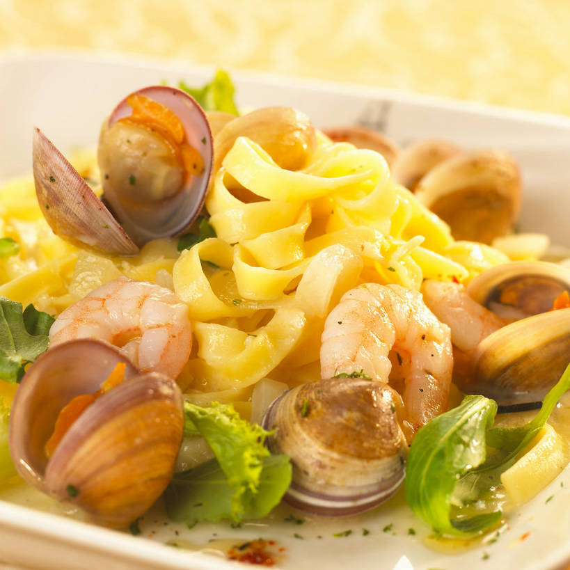 面食,面条,意大利面,无人,方图,俯视,室内,特写,白天,西餐,餐桌,桌子,蔬菜,餐具,一堆,许多,堆叠,堆积,条纹,新鲜,布料,碟子,盘,陶瓷,调味,面,肉,香料,佐料,料理,食品,陶瓷制品,很多,布纹,蛤蜊,肉类,桌布,食物,白色,盘子,餐巾,碟,台布,蛤,西式,有机食品,绿色食品,餐台,堆,虾肉,配料,肉食,意粉,芝麻菜,意面,蛤仔,作料,德国芥菜,火箭生莱,芸芥,芝麻叶,紫花南芥,餐桌布,彩图,高角度拍摄,火箭菜,shjb1