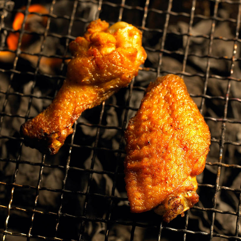 无人,方图,俯视,室内,特写,白天,烹饪,烧烤,烘焙,中餐,金属制品,金属,鸡肉,肉,料理,食品,烤架,烤肉,鸡翅,菜肴,美食,肉类,架子,食物,两个,中式,铁架,佳肴,中华料理,肉食,冷却,冷却架,彩图,高角度拍摄,shjb1