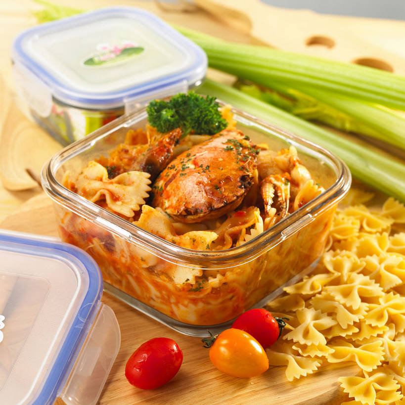 面食,面条,蟹,意大利面,无人,方图,俯视,室内,特写,白天,西餐,餐桌,桌子,芹菜,蔬菜,西红柿,小番茄,玻璃,一堆,许多,堆叠,堆积,新鲜,木制,螃蟹,调料,酱料,酱汁,面,肉,佐料,料理,食品,案板,调味品,很多,蟹肉,调味料,酱,肉类,玻璃制品,盒子,砧板,食物,三个,红色,保鲜盒,木制品,容器,西式,有机食品,绿色食品,荷兰芹,欧芹,香芹,餐台,储藏,堆,蝴蝶面,储存,肉食,意粉,意面,法香,巴西利,洋香菜,洋芫荽,法国香菜,旱芹菜,番荽,甲壳动物,小西红柿,樱桃小番茄,珍珠小番茄,樱桃番茄,药芹,水芹,圣女果,旱芹,番茄,彩图,高角度拍摄,贮存,德力立扣保鲜盒,shjb1