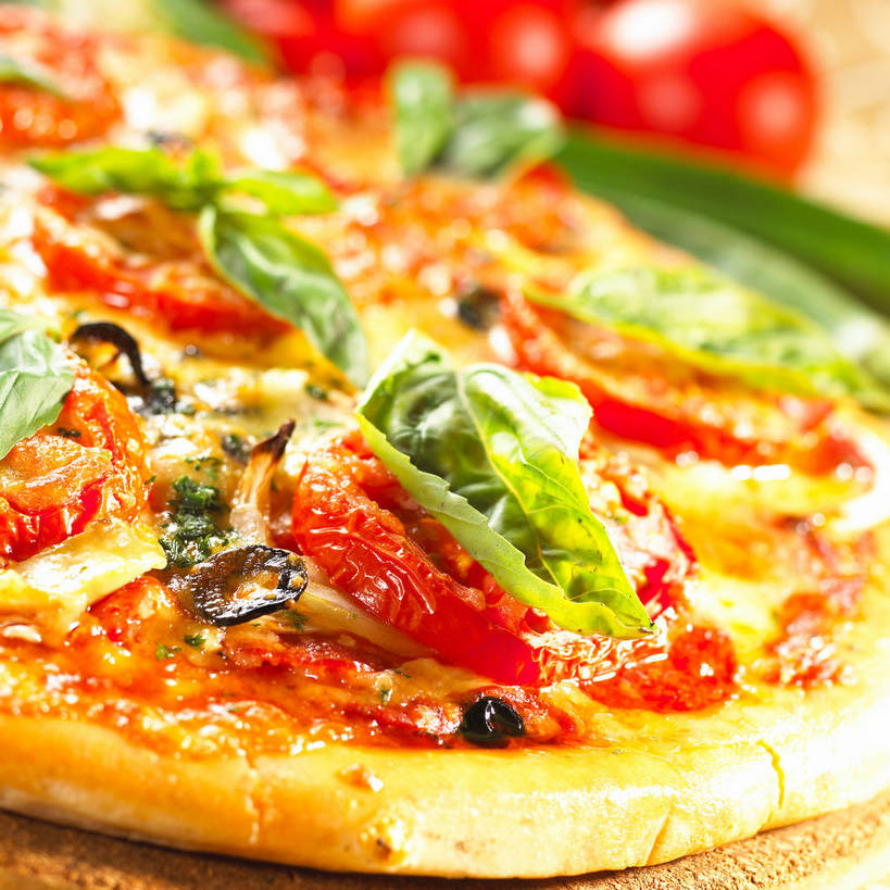 奶酪,无人,方图,俯视,室内,特写,白天,烹饪,西餐,植物,橄榄,蔬菜,西红柿,小番茄,水果,阴影,朦胧,模糊,新鲜,反射,影子,调料,酱料,酱汁,茄汁,生食,香料,佐料,干酪,起司,料理,食品,披萨,匹萨,果实,草药,调味品,芝士,营养,调味料,蔬果,番茄酱,酱,菜肴,美食,中药,食物,红色,快餐,香草,乳酪,西式,佳肴,有机食品,绿色食品,罗勒,乳制品,比萨,紫苏,药材,中草药,发酵,西式快餐,垃圾食品,意大利薄饼,九层塔,圣约瑟夫草,甜罗勒,兰香,中药材,本草,小西红柿,樱桃小番茄,珍珠小番茄,青果,白榄,樱桃番茄,圣女果,番茄,彩图,高角度拍摄,乳酪番茄披萨,shjb1