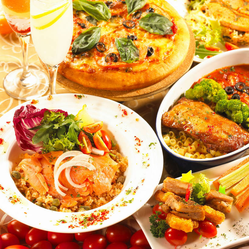 海鲜,面食,米饭,三文鱼,奶酪,通心粉,无人,方图,俯视,室内,特写,白天,西餐,植物,餐桌,桌子,鲑鱼,橄榄,柠檬,蔬菜,西红柿,小番茄,杯子,餐具,水果,一堆,许多,堆叠,堆积,新鲜,鱼,碟子,盘,陶瓷,西兰花,炒饭,调料,鸡肉,酱料,酱汁,面,茄汁,肉,生食,通心面,香料,鱼肉,佐料,干酪,起司,料理,食品,披萨,匹萨,果实,草药,陶瓷制品,饮品,饭,调味品,芝士,很多,两杯,营养,调味料,蔬果,番茄酱,鸡腿,水产,酱,肉类,鱼类,中药,海洋生物,玻璃制品,食物,饮料,两个,盘子,容器,水杯,碟,碗,香草,乳酪,西式,有机食品,绿色食品,餐台,储藏,堆,罗勒,五谷,乳制品,比萨,鸡腿肉,储存,可口,水生动物,海产品,紫苏,药材,中草药,水生物,发酵,肉食,海底动物,垃圾食品,意大利薄饼,九层塔,圣约瑟夫草,甜罗勒,兰香,中药材,本草,鲑,适口,甘蓝花,小西红柿,樱桃小番茄,珍珠小番茄,玻璃杯,益母果,青果,柠果,白榄,樱桃番茄,圣女果,番茄,彩图,高角度拍摄,绿菜花,绿花菜,青花菜,蔬菜皇冠,贮存,乳酪番茄披萨,三文鱼炒饭,shjb1