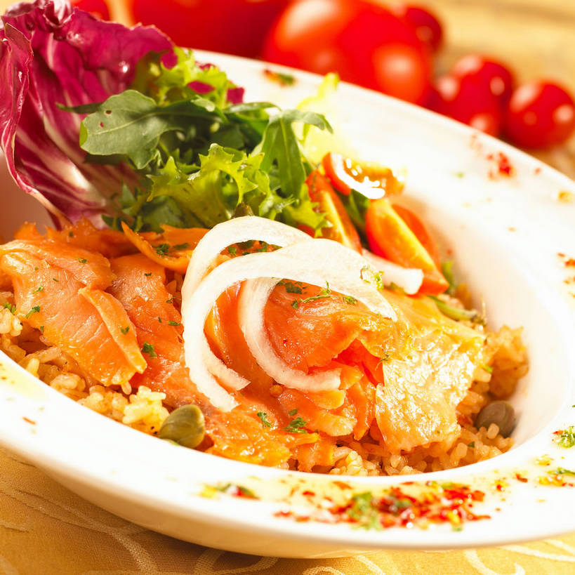 海鲜,米饭,三文鱼,无人,方图,俯视,室内,特写,白天,烹饪,西餐,餐桌,桌子,鲑鱼,蔬菜,西红柿,小番茄,洋葱,一堆,许多,阴影,堆叠,堆积,新鲜,反射,鱼,布料,影子,菊苣,炒饭,调料,酱料,酱汁,肉,鱼肉,佐料,料理,食品,苦菜,饭,调味品,很多,调味料,布纹,水产,酱,菜肴,美食,肉类,鱼类,海洋生物,桌布,食物,红色,餐巾,台布,西式,佳肴,有机食品,绿色食品,餐台,堆,苦苣,五谷,玉葱,水生动物,海产品,水生物,肉食,海底动物,鲑,小西红柿,樱桃小番茄,珍珠小番茄,荷兰葱,圆葱,樱桃番茄,洋葱头,圣女果,球葱,番茄,葱头,餐桌布,彩图,高角度拍摄,咖啡草,咖啡萝卜,卡斯尼,明目菜,皱叶苦苣,三文鱼炒饭,shjb1