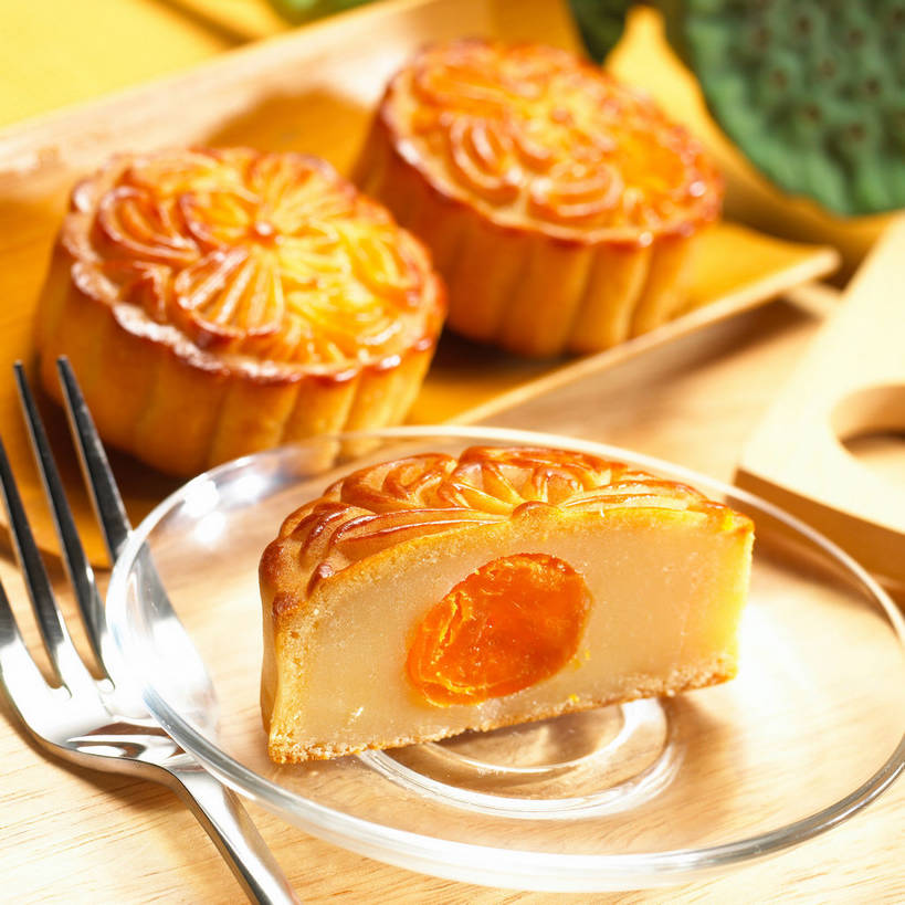 点心,月饼,无人,方图,俯视,室内,特写,白天,餐桌,桌子,餐具,玻璃,金属制品,中秋节,一把,切开,阴影,节日,庆祝,反射,金属,木制,叉子,碟子,盘,影子,料理,食品,面点,半个,文化,美食,玻璃制品,食物,糕点,三个,盘子,木制品,碟,切,一半,庆典,中式,莲蓬,餐台,纪念,莲蓬子,莲子肉,剖面,餐叉,切面,中秋,宫饼,胡饼,团圆饼,小饼,月团,进餐用具,彩图,高角度拍摄,八月会,八月节,拜月节,端正月,秋节,团圆节,月节,月夕,蛋黄月饼,广式月饼,shjb1