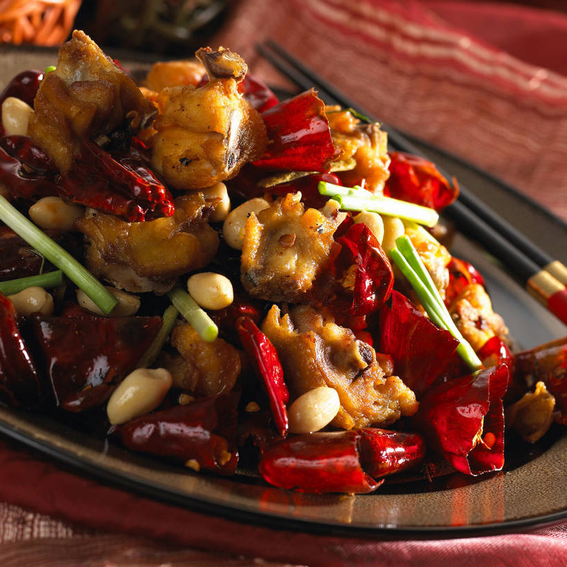 无人,方图,俯视,室内,特写,白天,烹饪,中餐,餐桌,筷子,桌子,辣椒,蔬菜,蒜,餐具,一堆,一双,许多,堆叠,堆积,新鲜,碟子,盘,葱,青葱,调味,鸡肉,肉,香料,佐料,料理,食品,很多,蒜头,文化,传统,菜肴,美食,肉类,食物,盘子,碟,中式,佳肴,有机食品,绿色食品,餐台,中华料理,辣子鸡,堆,礼节,配料,干辣椒,礼仪,脱水,肉食,辣角,红海椒,大椒,辣虎,广椒,作料,胡蒜,进餐用具,辣子,红辣椒,海椒,番椒,大蒜,彩图,高角度拍摄,干海椒,筒筒辣角,shjb1