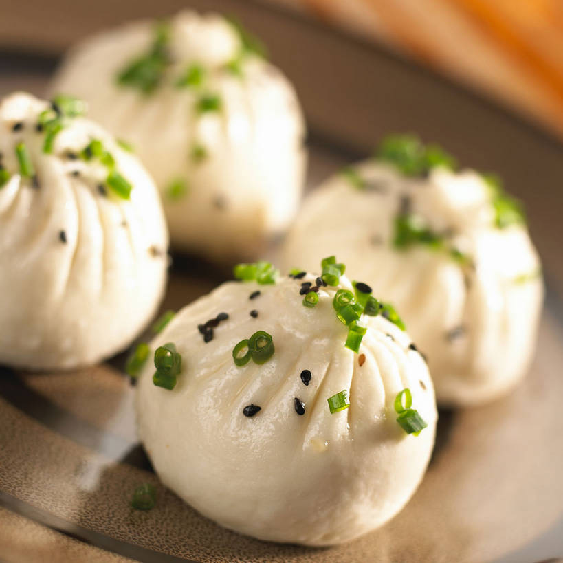 点心,无人,方图,俯视,室内,特写,白天,餐桌,桌子,餐具,一排,朦胧,模糊,整齐,并列,并排,碟子,盘,陶瓷,葱,青葱,调味,香料,油炸,油炸食品,佐料,料理,食品,面点,陶瓷制品,美食,食物,排列,一个,盘子,碟,四个,中式,单个,餐台,配料,队列,平行,生煎,作料,彩图,高角度拍摄,生煎馒头,生煎包,shjb1