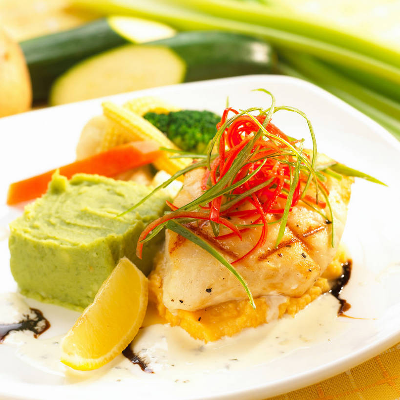 无人,方图,俯视,室内,特写,白天,烹饪,西餐,玉米,餐桌,桌子,柠檬,萝卜,胡萝卜,蔬菜,餐具,水果,新鲜,棒子,碟子,盘,陶瓷,西兰花,玉蜀黍,调料,酱料,酱汁,肉,生食,鱼肉,佐料,料理,食品,果实,陶瓷制品,调味品,调味料,蔬果,酱,菜肴,美食,肉类,食物,一个,白色,盘子,碟,西式,佳肴,有机食品,绿色食品,单个,餐台,苞米,苞芦,黄萝卜,番萝卜,肉食,苞谷,包谷,大蜀黍,番麦,薏米包,玉高粱,玉麦,珍珠米,小玉米,甘蓝花,玉米笋,益母果,柠果,红萝卜,甘荀,彩图,高角度拍摄,丁香萝卜,胡芦菔金,金笋,绿菜花,绿花菜,青花菜,蔬菜皇冠,shjb1