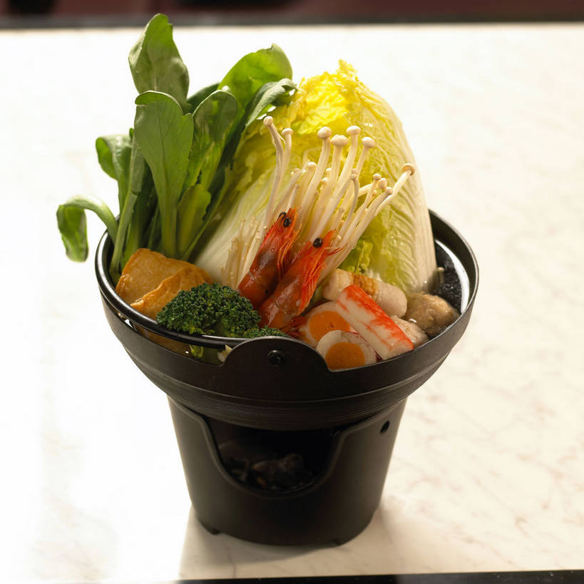 海鲜,无人,方图,俯视,室内,特写,白天,烹饪,餐桌,桌子,蔬菜,厨具,新鲜,锅子,陶瓷,大白菜,金针菇,菌菇,西兰花,肉,虾,料理,食品,陶瓷制品,丸子,韩式,菌类,锅,白菜,火锅,肉糜,肉末,水产,菜肴,美食,肉类,肉丸,海洋生物,食物,两只,食用菌,佳肴,有机食品,绿色食品,餐台,锅具,肉圆,真菌,鱼豆腐,水生动物,蟹棒,海产品,韩国料理,蟹肉棒,水生物,肉食,海底动物,韩国菜,韩式料理,鱼竹轮,烹饪用具,结球白菜,鱼卷,构菌,金菇,毛柄金钱菌,银针菇,智力菇,胶菜,甘蓝花,烹调用具,烹调,彩图,高角度拍摄,竹轮,绿菜花,绿花菜,青花菜,蔬菜皇冠,蟹足棒,油炸鱼糕,鱼糜,黄芽白,韩式火锅,shjb1