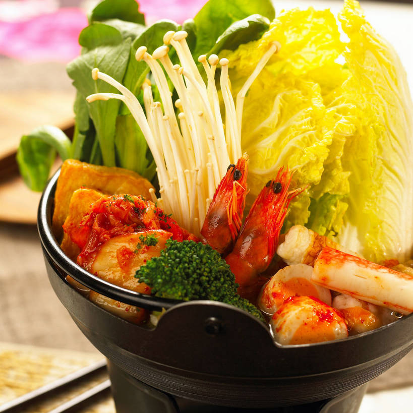 海鲜,泡菜,无人,方图,俯视,室内,特写,白天,烹饪,餐桌,筷子,桌子,蔬菜,餐具,厨具,一双,新鲜,布料,锅子,陶瓷,大白菜,金针菇,菌菇,西兰花,肉,虾,料理,食品,陶瓷制品,丸子,韩式,菌类,布纹,文化,传统,锅,白菜,火锅,肉糜,肉末,水产,菜肴,美食,肉类,肉丸,海洋生物,桌布,食物,餐巾,台布,两只,食用菌,佳肴,有机食品,绿色食品,餐台,锅具,肉圆,礼节,真菌,鱼豆腐,水生动物,蟹棒,海产品,韩国料理,礼仪,蟹肉棒,水生物,肉食,海底动物,韩国菜,韩式料理,鱼竹轮,烹饪用具,韩国泡菜,结球白菜,鱼卷,构菌,金菇,毛柄金钱菌,银针菇,智力菇,胶菜,甘蓝花,进餐用具,烹调用具,餐桌布,烹调,彩图,高角度拍摄,竹轮,绿菜花,绿花菜,青花菜,蔬菜皇冠,韩式泡菜火锅,蟹足棒,油炸鱼糕,鱼糜,黄芽白,韩式火锅,shjb1