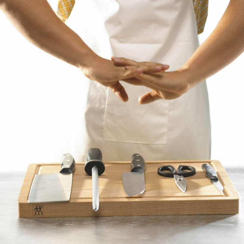 东方人,手,一个人,厨师,站,双手交叉,横图,室内,特写,白天,白色背景,正面,衬衫,桌面,桌子,金属制品,亚洲,双手,仅一个男性,仅一个人,五个,一块,一排,许多,修剪,阴影,整齐,反射,金属,木制,棒子,方格,格子,工具,剪刀,围裙,影子,案板,刀具,黄种人,砧板,排列,仅一个年轻男性,白色,木制品,刀,站着,手部,摄影,影棚,裁剪,剪子,剪裁,切割,队列,摄影棚,菜刀,磨刀,磨刀棒,切菜刀,男人,男性,年轻男性,亚洲人,厨师长,厨子,大厨,主厨,十字手,站立,半身,彩图,影棚拍摄,衬衣,拍摄,厨房料理台,料理台,shjb1