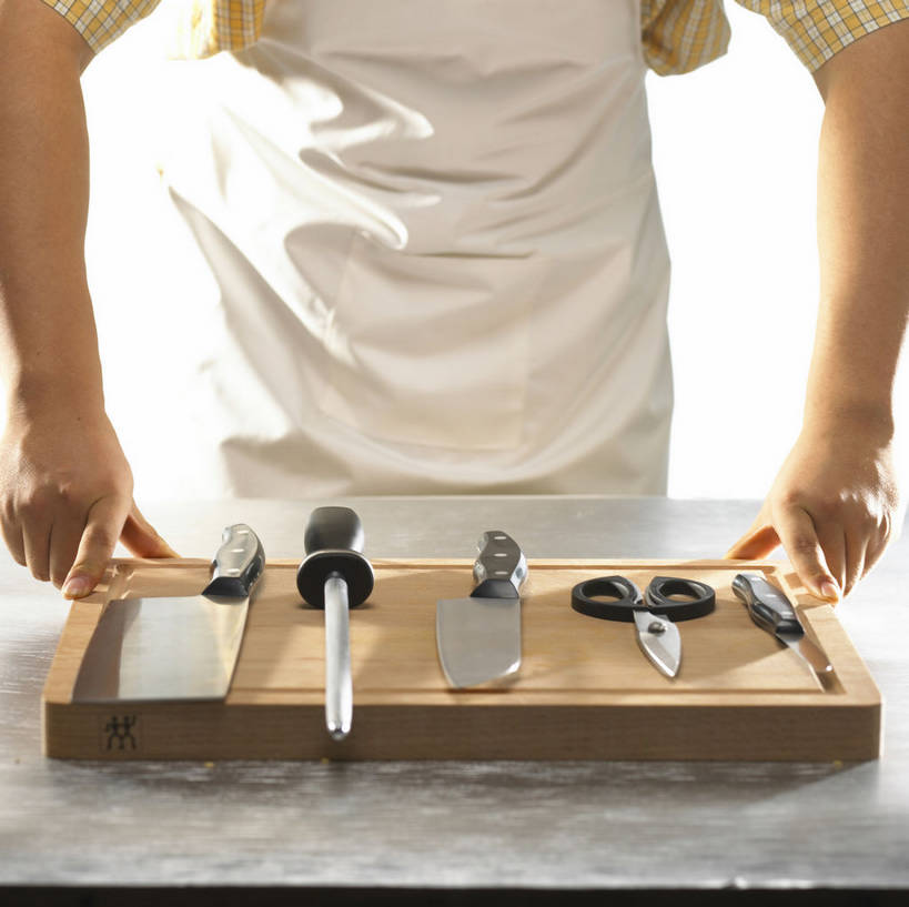 东方人,手,一个人,厨师,站,横图,室内,特写,白天,白色背景,正面,衬衫,桌面,桌子,金属制品,亚洲,双手,仅一个男性,仅一个人,五个,一块,一排,许多,撑,修剪,阴影,整齐,反射,金属,木制,棒子,方格,格子,工具,剪刀,围裙,影子,案板,刀具,黄种人,砧板,排列,仅一个年轻男性,白色,木制品,刀,站着,手部,摄影,影棚,裁剪,剪子,剪裁,切割,撑着,队列,摄影棚,菜刀,磨刀,磨刀棒,切菜刀,男人,男性,年轻男性,亚洲人,厨师长,厨子,大厨,主厨,站立,半身,彩图,影棚拍摄,衬衣,拍摄,厨房料理台,料理台,shjb1