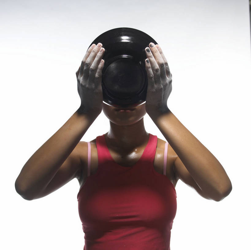 东方人,手,一个人,运动员,站,捧,横图,室内,白天,白色背景,正面,亚洲,双手,仅一个年轻女性,仅一个女性,仅一个人,阴影,服装,反射,背心,粉末,液体,影子,陶瓷,陶瓷制品,黄种人,一个,衣服,粉色,黑色,容器,碗,站着,手部,粉,遮,遮掩,摄影,服饰,影棚,汗水,潮湿,单个,储藏,掩盖,遮挡,衣着,储存,穿着,摄影棚,防滑,碳酸镁,遮盖,掩饰,湿润,粉状,粉剂,衣饰,汗液,年轻女性,女人,女性,亚洲人,体育运动员,运动选手,端,端着,捧着,手捧,站立,半身,彩图,影棚拍摄,拍摄,吸汗,运动镁粉,防滑镁粉,防滑粉,贮存,shjb1