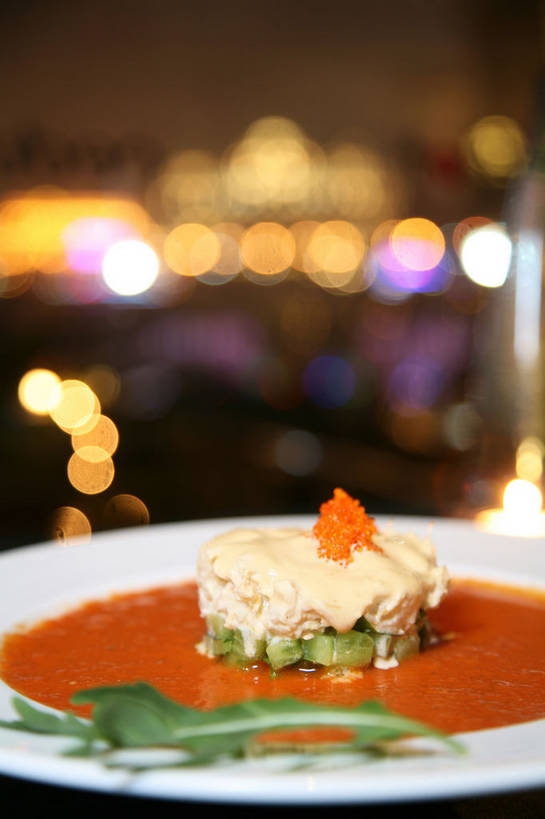 无人,餐厅,竖图,室内,特写,夜晚,正面,烹饪,西餐,餐桌,桌子,夜景,黄瓜,蔬菜,餐具,阴影,朦胧,模糊,新鲜,光线,碟子,盘,影子,陶瓷,灯光,调料,酱料,酱汁,鱼卵,佐料,料理,食品,陶瓷制品,调味品,鱼籽,调味料,酱,菜肴,美食,食物,盘子,碟,橙色,西式,佳肴,有机食品,绿色食品,餐台,芝麻菜,德国芥菜,火箭生莱,芸芥,芝麻叶,紫花南芥,青瓜,胡瓜,彩图,餐馆,饭店,饭馆,火箭菜,shjb1