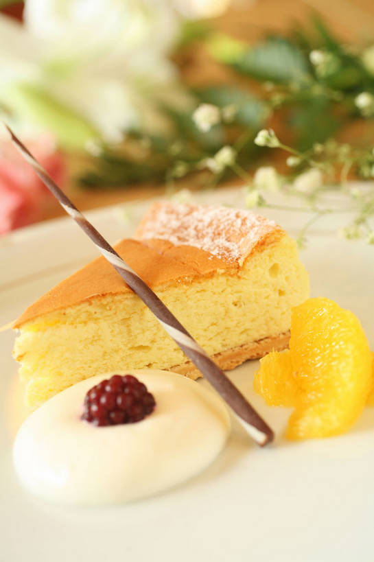 点心,无人,竖图,俯视,室内,特写,白天,下午茶,餐桌,桌子,柑橘,浆果,餐具,水果,一块,阴影,朦胧,模糊,新鲜,装饰,盛开,反射,碟子,盘,影子,陶瓷,桑葚,生食,食品,糖,糖果,甜点,甜品,果实,陶瓷制品,花蕾,花,花瓣,花朵,鲜花,食物,糕点,一个,白色,盘子,碟,饼干,甜食,零食,奶油,巧克力,花苞,花蕊,有机食品,绿色食品,单个,餐台,朱古力,华丽,修饰,点缀,乳制品,巧克力饼干,衬托,美观,雅致,雅观,激凌,克林姆,淇淋,柑桔,橘子,桔子,彩图,高角度拍摄,大红蜜橘,大红袍,红橘,黄橘,宽皮橘,蛋糕,shjb1