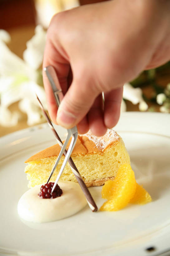 点心,东方人,手,一个人,竖图,俯视,室内,特写,白天,下午茶,餐桌,桌子,柑橘,浆果,餐具,水果,金属制品,亚洲,仅一个男性,仅一个人,一块,握,朦胧,模糊,新鲜,装饰,盛开,金属,木制,碟子,镊子,盘,陶瓷,生食,食品,糖,糖果,甜点,甜品,果实,陶瓷制品,花蕾,黄种人,花,花瓣,花朵,鲜花,食物,糕点,仅一个年轻男性,一个,白色,盘子,木制品,碟,饼干,甜食,零食,奶油,巧克力,花苞,花蕊,手部,握着,有机食品,绿色食品,单个,餐台,朱古力,单手,华丽,修饰,点缀,乳制品,面点师,巧克力饼干,烘焙师,衬托,美观,雅致,雅观,激凌,克林姆,淇淋,柑桔,男人,男性,年轻男性,亚洲人,橘子,桔子,半身,彩图,高角度拍摄,大红蜜橘,大红袍,红橘,黄橘,宽皮橘,蛋糕,shjb1