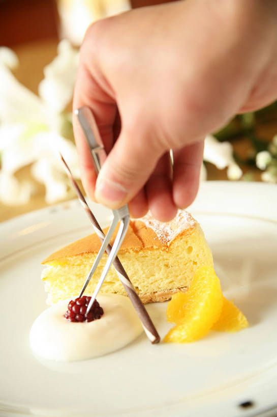 点心,东方人,手,一个人,竖图,俯视,室内,特写,白天,下午茶,餐桌,桌子,柑橘,浆果,餐具,水果,金属制品,亚洲,仅一个男性,仅一个人,一块,握,朦胧,模糊,新鲜,装饰,盛开,金属,木制,碟子,镊子,盘,陶瓷,生食,食品,糖,糖果,甜点,甜品,果实,陶瓷制品,花蕾,黄种人,花,花瓣,花朵,鲜花,食物,糕点,仅一个年轻男性,一个,白色,盘子,木制品,碟,饼干,甜食,零食,奶油,巧克力,花苞,花蕊,手部,握着,有机食品,绿色食品,单个,餐台,朱古力,单手,华丽,修饰,点缀,乳制品,面点师,巧克力饼干,烘焙师,衬托,美观,雅致,雅观,激凌,克林姆,淇淋,柑桔,男人,男性,年轻男性,亚洲人,橘子,桔子,半身,彩图,高角度拍摄,大红蜜橘,大红袍,红橘,黄橘,宽皮橘,蛋糕,shjb1