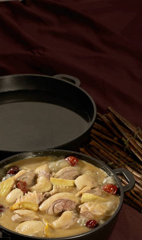 无人,竖图,俯视,室内,特写,白天,烹饪,中餐,餐桌,桌子,厨具,一堆,许多,阴影,堆叠,堆积,反射,布料,锅子,石锅,影子,鸡肉,肉,料理,食品,茎,很多,布纹,锅,菜肴,美食,肉类,桌布,食物,两个,黄色,红色,黑色,餐巾,台布,中式,枣,红枣,佳肴,餐台,锅具,中华料理,堆,枣子,肉食,烹饪用具,大枣,烹调用具,餐桌布,烹调,彩图,高角度拍摄,shjb1,大枣炖鸡