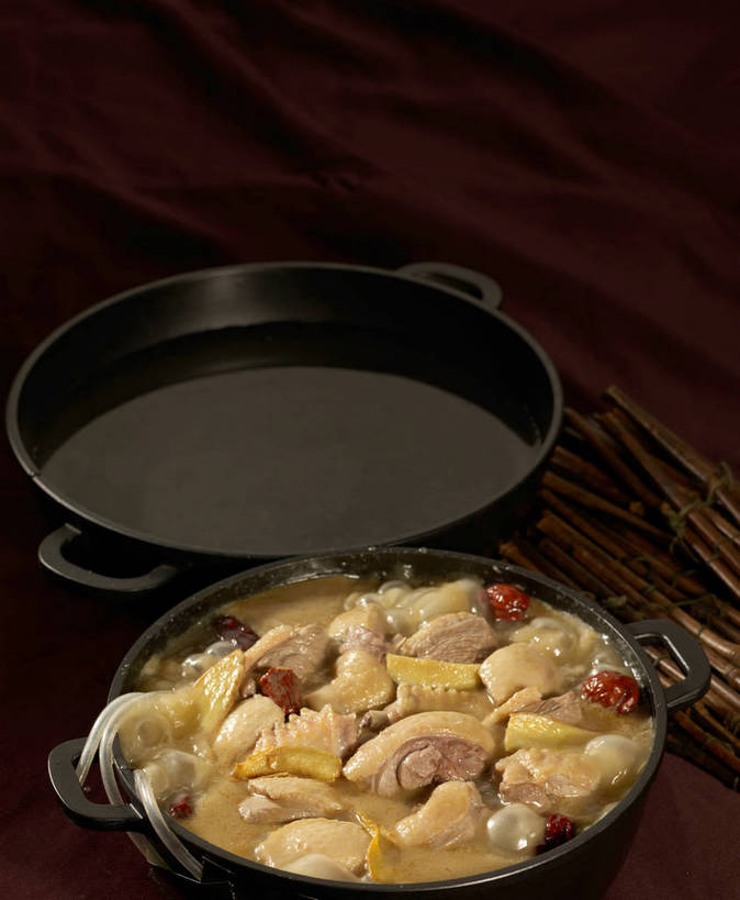 无人,竖图,俯视,室内,特写,白天,烹饪,中餐,餐桌,桌子,厨具,一堆,许多,阴影,堆叠,堆积,反射,布料,锅子,石锅,影子,鸡肉,肉,料理,食品,茎,很多,布纹,锅,菜肴,美食,肉类,桌布,食物,两个,黄色,红色,黑色,餐巾,台布,中式,枣,红枣,佳肴,餐台,锅具,中华料理,堆,枣子,肉食,烹饪用具,大枣,烹调用具,餐桌布,烹调,彩图,高角度拍摄,shjb1,大枣炖鸡