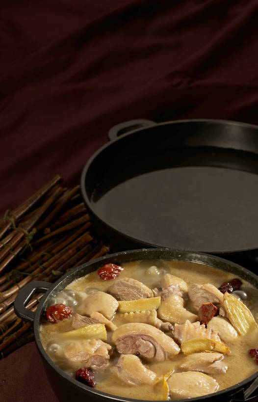 无人,竖图,俯视,室内,特写,白天,烹饪,中餐,餐桌,桌子,厨具,一堆,许多,阴影,堆叠,堆积,反射,布料,锅子,石锅,影子,鸡肉,肉,料理,食品,茎,很多,布纹,锅,菜肴,美食,肉类,桌布,食物,两个,黄色,红色,黑色,餐巾,台布,中式,枣,红枣,佳肴,餐台,锅具,中华料理,堆,枣子,肉食,烹饪用具,大枣,烹调用具,餐桌布,烹调,彩图,高角度拍摄,shjb1,大枣炖鸡