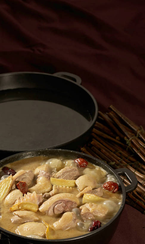 无人,竖图,俯视,室内,特写,白天,烹饪,中餐,餐桌,桌子,厨具,一堆,许多,阴影,堆叠,堆积,反射,布料,锅子,石锅,影子,鸡肉,肉,料理,食品,茎,很多,布纹,锅,菜肴,美食,肉类,桌布,食物,两个,黄色,红色,黑色,餐巾,台布,中式,枣,红枣,佳肴,餐台,锅具,中华料理,堆,枣子,肉食,烹饪用具,大枣,烹调用具,餐桌布,烹调,彩图,高角度拍摄,shjb1,大枣炖鸡