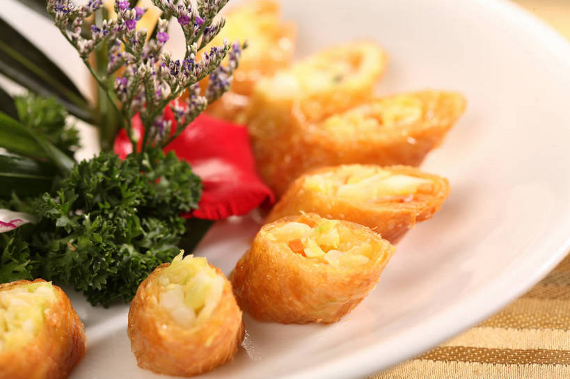 无人,横图,俯视,室内,特写,白天,烹饪,中餐,餐桌,桌子,芹菜,蔬菜,餐具,叶子,许多,阴影,新鲜,装饰,环绕,盛开,围绕,反射,碟子,盘,影子,肉,料理,食品,绿叶,紫菜,很多,花蕾,环抱,肉糜,肉末,猪肉,豆腐皮,菜肴,美食,肉类,花,花瓣,花朵,鲜花,食物,排列,一个,黄色,白色,盘子,碟,花苞,花蕊,中式,嫩叶,佳肴,有机食品,绿色食品,荷兰芹,欧芹,香芹,单个,餐台,中华料理,华丽,修饰,点缀,配菜,腐竹,肉食,法香,巴西利,洋香菜,洋芫荽,法国香菜,衬托,美观,雅致,雅观,旱芹菜,番荽,摆列,萦绕,豆腐衣,膜菜,索菜,坛紫菜,子菜,紫英,紫瑛,油皮,叶,叶片,彩图,高角度拍摄,猪肉末,布列,分列,shjb1,如意腐皮卷