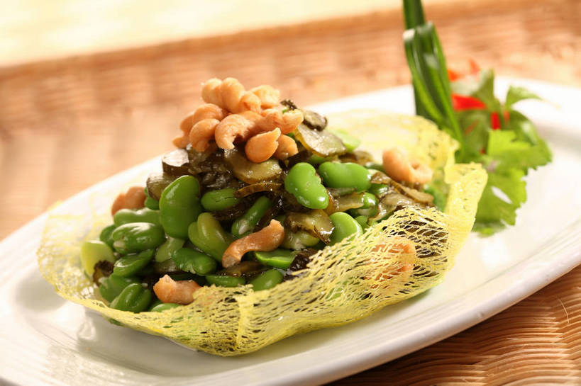 点心,无人,交叉,横图,俯视,室内,特写,白天,烹饪,中餐,植物,餐桌,桌子,竹子,豆,大豆,蔬菜,餐具,叶子,一堆,许多,阴影,堆叠,堆积,竹制,朦胧,模糊,新鲜,装饰,编织,反射,碟子,盘,影子,豆类,豆子,毛豆,油炸,料理,食品,绿叶,很多,冷盘,菜肴,美食,食物,一个,白色,盘子,碟,零食,中式,嫩叶,冷菜,凉菜,麻花,佳肴,有机食品,绿色食品,单个,餐台,中华料理,竹条,堆,华丽,修饰,交织,点缀,配菜,竹制品,豆科,衬托,美观,雅致,雅观,枝豆,穿插,叶,叶片,黄豆,彩图,高角度拍摄,脆麻花,卷麻花,shjb1