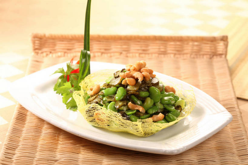 点心,无人,交叉,横图,俯视,室内,特写,白天,烹饪,中餐,植物,餐桌,桌子,竹子,豆,大豆,蔬菜,餐具,叶子,一堆,许多,阴影,堆叠,堆积,竹制,朦胧,模糊,新鲜,装饰,编织,反射,碟子,盘,影子,豆类,豆子,毛豆,油炸,料理,食品,绿叶,很多,冷盘,菜肴,美食,食物,一个,白色,盘子,碟,零食,中式,嫩叶,冷菜,凉菜,麻花,佳肴,有机食品,绿色食品,单个,餐台,中华料理,竹条,堆,华丽,修饰,交织,点缀,配菜,竹制品,豆科,衬托,美观,雅致,雅观,枝豆,穿插,叶,叶片,黄豆,彩图,高角度拍摄,脆麻花,卷麻花,shjb1