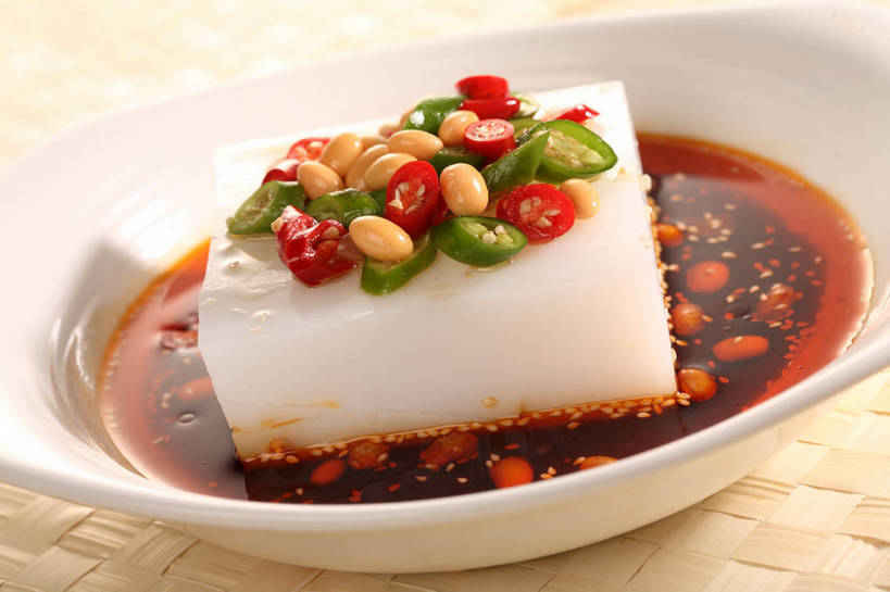 无人,横图,俯视,室内,特写,白天,烹饪,中餐,植物,餐桌,桌子,豆,大豆,辣椒,蔬菜,阴影,新鲜,反射,影子,陶瓷,豆类,豆子,毛豆,调料,酱料,酱汁,佐料,料理,食品,陶瓷制品,调味品,调味料,酱,菜肴,美食,食物,一个,黄色,红色,绿色,白色,容器,碗,中式,佳肴,有机食品,绿色食品,单个,餐台,中华料理,凉粉,储藏,储存,豆科,辣角,红海椒,大椒,辣虎,广椒,枝豆,辣子,黄豆,红辣椒,海椒,番椒,彩图,高角度拍摄,贮存,shjb1