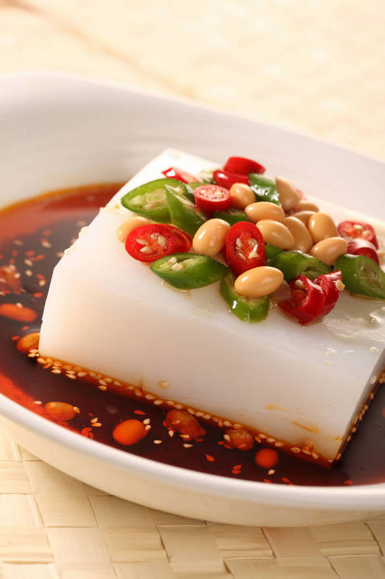 无人,竖图,俯视,室内,特写,白天,烹饪,中餐,植物,餐桌,桌子,豆,大豆,辣椒,蔬菜,阴影,新鲜,反射,影子,陶瓷,豆类,豆子,毛豆,调料,酱料,酱汁,佐料,料理,食品,陶瓷制品,调味品,调味料,酱,菜肴,美食,食物,一个,黄色,红色,绿色,白色,容器,碗,中式,佳肴,有机食品,绿色食品,单个,餐台,中华料理,凉粉,储藏,储存,豆科,辣角,红海椒,大椒,辣虎,广椒,枝豆,辣子,黄豆,红辣椒,海椒,番椒,彩图,高角度拍摄,贮存,shjb1