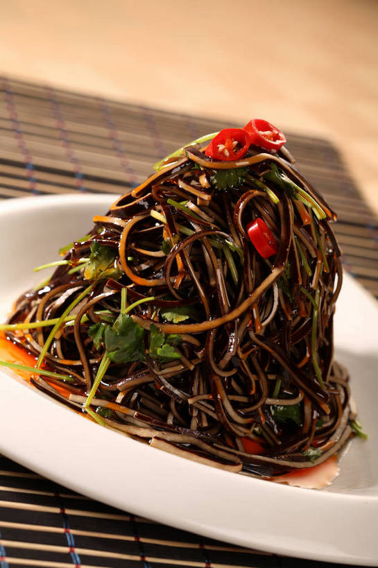 豆腐,无人,竖图,俯视,室内,特写,白天,烹饪,中餐,餐桌,桌子,辣椒,蔬菜,餐具,一堆,阴影,堆叠,堆积,竹制,新鲜,反射,碟子,盘,影子,竹席,料理,食品,豆腐干,冷盘,菜肴,美食,食物,一个,红色,白色,盘子,碟,中式,冷菜,凉菜,佳肴,有机食品,绿色食品,单个,餐台,中华料理,豆干,堆,竹制品,豆制品,辣角,红海椒,大椒,辣虎,广椒,辣子,红辣椒,海椒,番椒,彩图,高角度拍摄,干子,素火腿,shjb1