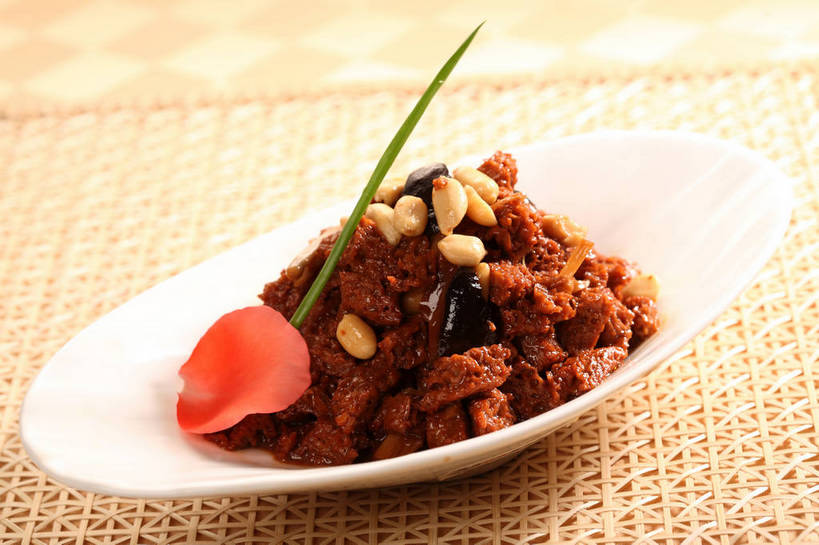 无人,交叉,横图,俯视,室内,特写,白天,烹饪,中餐,植物,餐桌,桌子,豆,花生,叶子,一堆,许多,阴影,堆叠,堆积,竹制,朦胧,模糊,装饰,盛开,编织,反射,影子,陶瓷,豆类,豆子,红烧,料理,食品,坚果,绿叶,陶瓷制品,很多,花蕾,面筋,菜肴,美食,花,花瓣,花朵,鲜花,食物,一个,红色,白色,容器,碗,花苞,花蕊,中式,嫩叶,烤麸,长生果,佳肴,单个,餐台,中华料理,储藏,堆,华丽,修饰,交织,点缀,配菜,竹制品,储存,花生仁,豆科,衬托,美观,雅致,雅观,落花生,落生,穿插,红烧菜,本帮菜,沪菜,上海菜,叶,叶片,花生米,花生豆,彩图,高角度拍摄,面觔,红烧烤麸,贮存,shjb1