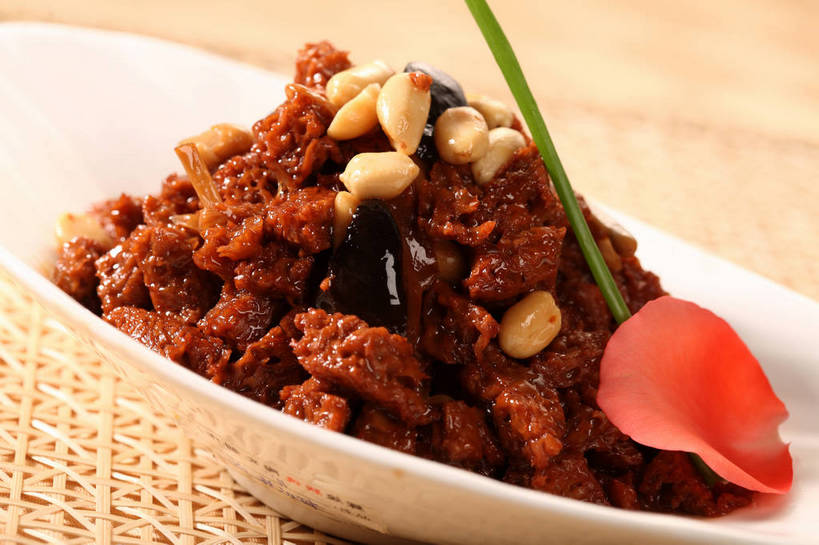 无人,交叉,横图,俯视,室内,特写,白天,烹饪,中餐,植物,餐桌,桌子,豆,花生,叶子,一堆,许多,阴影,堆叠,堆积,竹制,朦胧,模糊,装饰,盛开,编织,反射,影子,陶瓷,豆类,豆子,红烧,料理,食品,坚果,绿叶,陶瓷制品,很多,花蕾,面筋,菜肴,美食,花,花瓣,花朵,鲜花,食物,一个,红色,白色,容器,碗,花苞,花蕊,中式,嫩叶,烤麸,长生果,佳肴,单个,餐台,中华料理,储藏,堆,华丽,修饰,交织,点缀,配菜,竹制品,储存,花生仁,豆科,衬托,美观,雅致,雅观,落花生,落生,穿插,红烧菜,本帮菜,沪菜,上海菜,叶,叶片,花生米,花生豆,彩图,高角度拍摄,面觔,红烧烤麸,贮存,shjb1