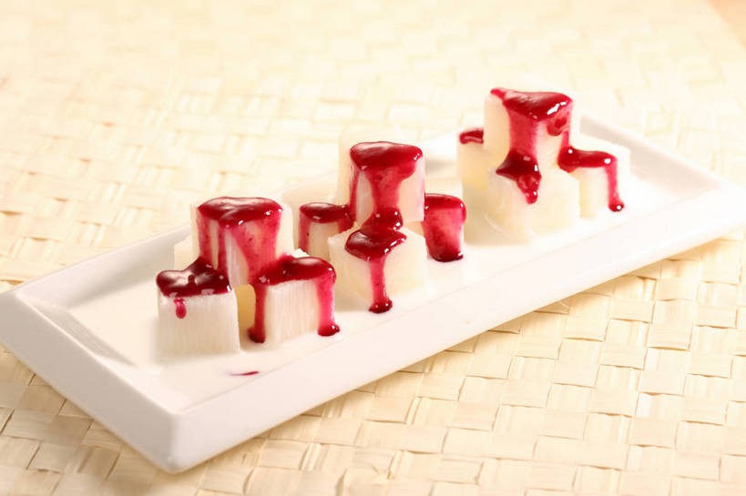 无人,交叉,横图,俯视,室内,特写,白天,烹饪,中餐,餐桌,桌子,蔬菜,餐具,阴影,竹制,朦胧,模糊,新鲜,编织,反射,碟子,盘,影子,山药,料理,食品,菜肴,美食,食物,一个,红色,白色,盘子,碟,果酱,中式,佳肴,有机食品,绿色食品,单个,餐台,中华料理,交织,竹制品,蓝莓酱,薯蓣,怀山药,淮山药,玉延,山薯,果子酱,穿插,彩图,高角度拍摄,蓝莓山药,shjb1