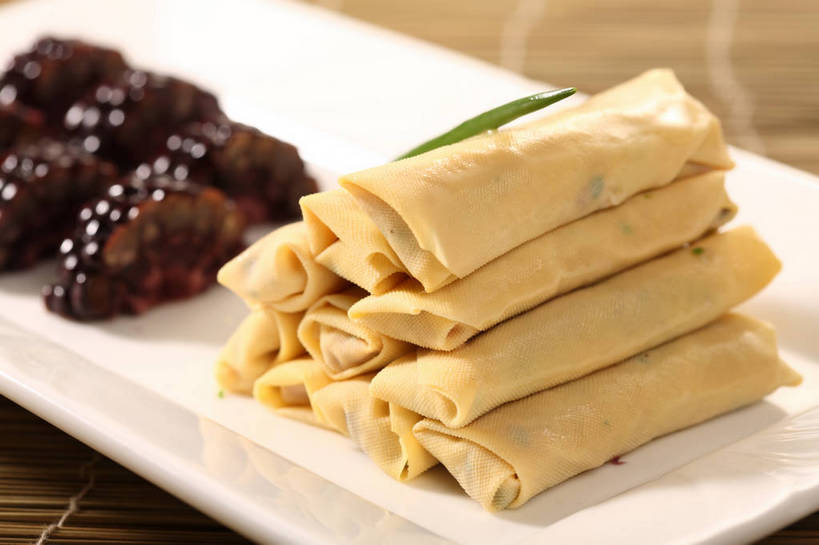 无人,横图,俯视,室内,特写,白天,烹饪,中餐,玉米,餐桌,桌子,蔬菜,餐具,叶子,一排,许多,阴影,竹制,新鲜,整齐,并列,并排,反射,棒子,碟子,盘,影子,竹席,玉蜀黍,肉,料理,食品,褐色,绿叶,很多,猪肉,豆腐皮,菜肴,美食,肉类,食物,排列,一个,黄色,白色,盘子,碟,中式,嫩叶,佳肴,有机食品,绿色食品,单个,餐台,中华料理,堆,苞米,竹制品,豆制品,队列,苞芦,平行,肉食,百叶,豚肉,苞谷,包谷,大蜀黍,番麦,薏米包,玉高粱,玉麦,珍珠米,叶,叶片,彩图,高角度拍摄,千张,shjb1,百叶包肉