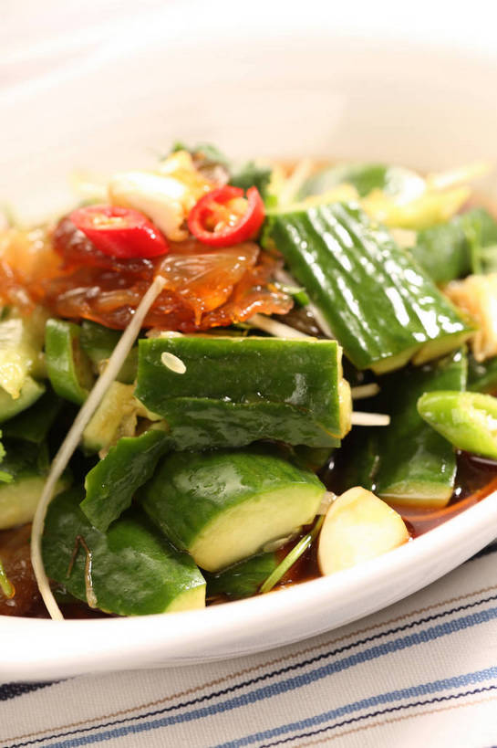 无人,竖图,俯视,室内,特写,白天,烹饪,中餐,餐桌,桌子,黄瓜,辣椒,蔬菜,一堆,许多,阴影,堆叠,堆积,新鲜,反射,布料,影子,陶瓷,料理,食品,陶瓷制品,很多,布纹,冷盘,凉拌黄瓜,菜肴,美食,桌布,食物,一个,白色,餐巾,容器,台布,碗,中式,冷菜,凉菜,佳肴,有机食品,绿色食品,单个,餐台,中华料理,储藏,堆,储存,辣角,红海椒,大椒,辣虎,广椒,青瓜,辣子,胡瓜,红辣椒,海椒,番椒,餐桌布,彩图,高角度拍摄,贮存,shjb1