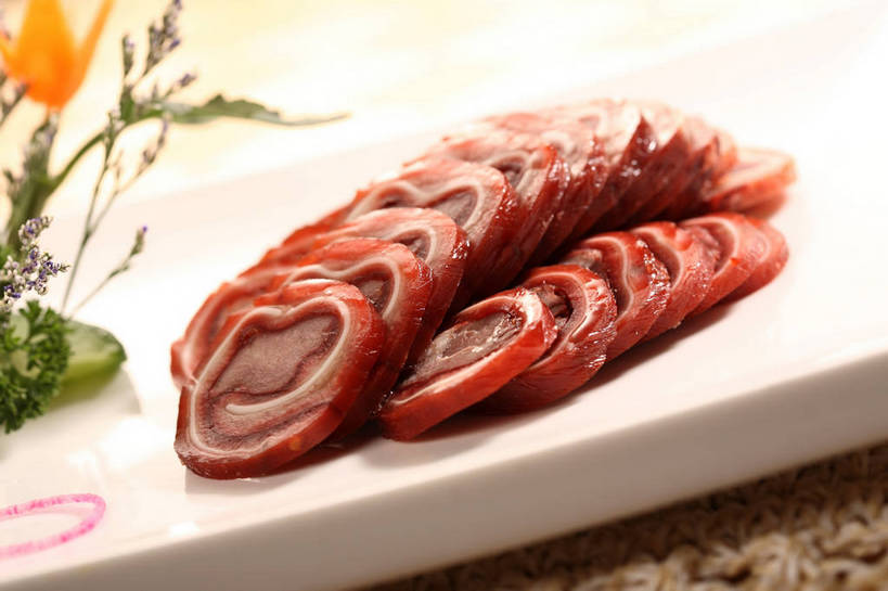 耳朵,无人,横图,俯视,室内,特写,白天,烹饪,中餐,餐桌,桌子,餐具,叶子,一排,切开,阴影,朦胧,模糊,整齐,并列,并排,盛开,反射,碟子,盘,影子,肉,料理,食品,绿叶,花蕾,猪肉,冷盘,菜肴,美食,肉类,花,花瓣,花朵,鲜花,食物,排列,一个,红色,白色,盘子,碟,花苞,花蕊,切,中式,嫩叶,冷菜,猪耳朵,凉菜,佳肴,单个,餐台,中华料理,配菜,队列,平行,剖面,肉食,切面,豚肉,叶,叶片,彩图,高角度拍摄,shjb1