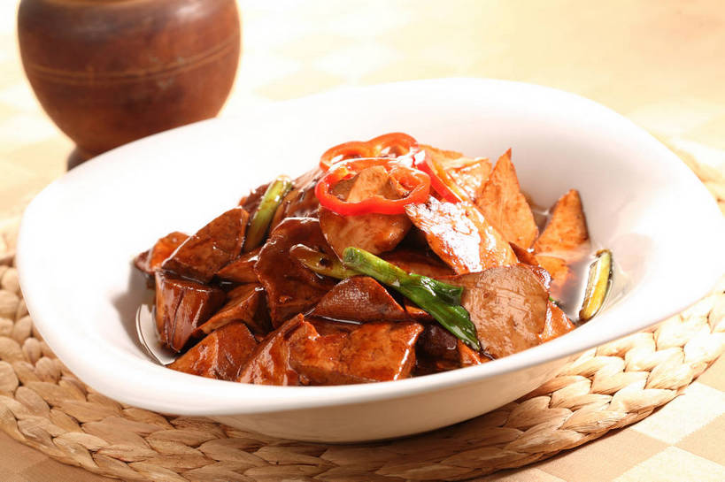 豆腐,无人,横图,俯视,室内,特写,白天,烹饪,中餐,餐桌,桌子,辣椒,蔬菜,阴影,新鲜,反射,影子,陶瓷,炒菜,料理,食品,褐色,陶瓷制品,菜肴,美食,食物,两个,白色,容器,碗,中式,佳肴,有机食品,绿色食品,餐台,中华料理,储藏,豆制品,储存,彩椒,辣角,红海椒,大椒,辣虎,广椒,甜椒,柿子椒,辣子,海椒,番椒,灯笼椒,彩图,高角度拍摄,贮存,香干,shjb1,辣椒炒香干