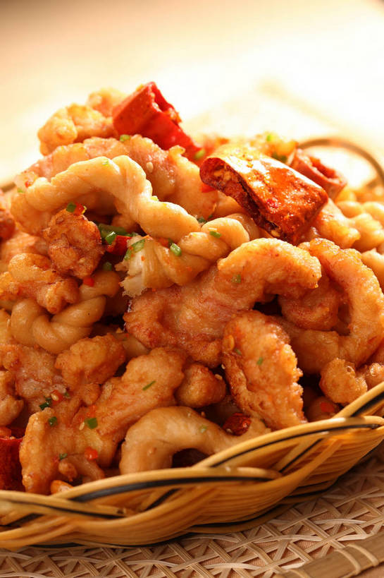 点心,无人,交叉,竖图,俯视,室内,特写,白天,烹饪,中餐,餐桌,桌子,竹子,辣椒,蔬菜,一堆,阴影,堆叠,堆积,竹制,新鲜,编织,反射,篮子,影子,鸡肉,肉,油炸,料理,食品,菜肴,美食,肉类,食物,一个,竹篮,零食,中式,麻花,佳肴,有机食品,绿色食品,单个,餐台,中华料理,竹条,堆,交织,竹制品,肉食,辣角,红海椒,大椒,辣虎,广椒,穿插,辣子,红辣椒,海椒,番椒,彩图,高角度拍摄,脆麻花,卷麻花,shjb1,脆椒鸡