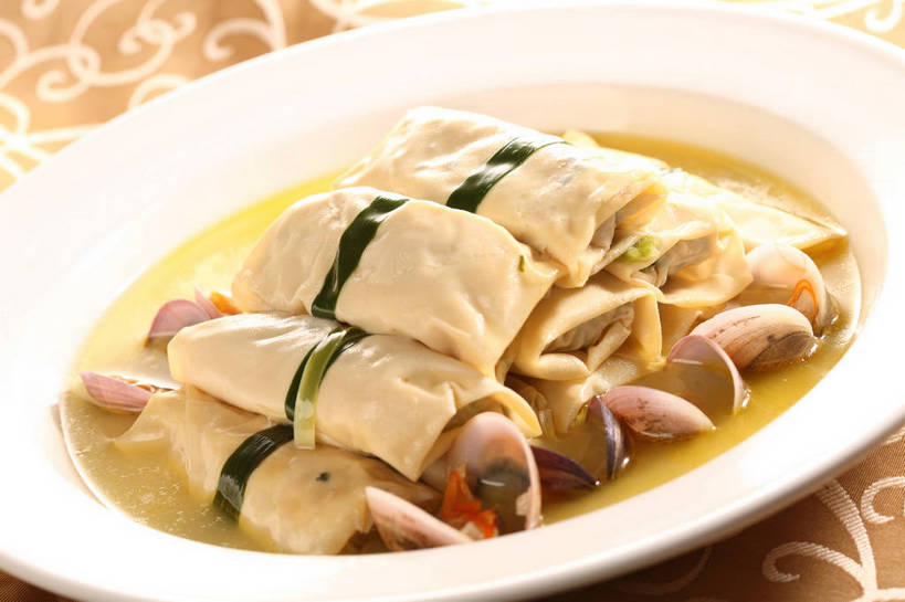 无人,横图,俯视,室内,特写,白天,烹饪,中餐,餐桌,桌子,餐具,一堆,阴影,堆叠,堆积,反射,布料,碟子,盘,影子,肉,料理,食品,布纹,蛤蜊,猪肉,豆腐皮,菜肴,美食,肉类,桌布,食物,一个,白色,盘子,餐巾,碟,台布,中式,蛤,佳肴,单个,餐台,中华料理,堆,豆制品,肉食,百叶,豚肉,蛤仔,餐桌布,彩图,高角度拍摄,千张,shjb1,百叶包肉