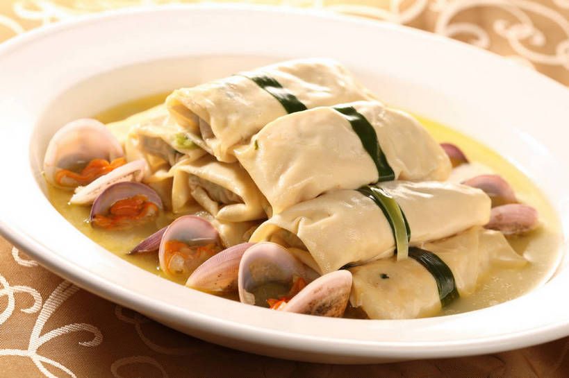 无人,横图,俯视,室内,特写,白天,烹饪,中餐,餐桌,桌子,餐具,一堆,阴影,堆叠,堆积,反射,布料,碟子,盘,影子,肉,料理,食品,布纹,蛤蜊,猪肉,豆腐皮,菜肴,美食,肉类,桌布,食物,一个,白色,盘子,餐巾,碟,台布,中式,蛤,佳肴,单个,餐台,中华料理,堆,豆制品,肉食,百叶,豚肉,蛤仔,餐桌布,彩图,高角度拍摄,千张,shjb1,百叶包肉